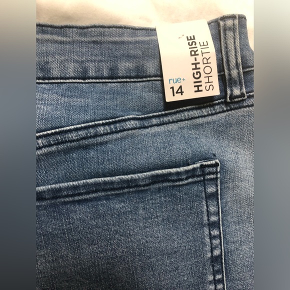 WOMENS HIGH RISE STRETCHY 5 BUTTON DISTRESSED DENIM SHORTS SIZE: 14 - Picture 7 of 8